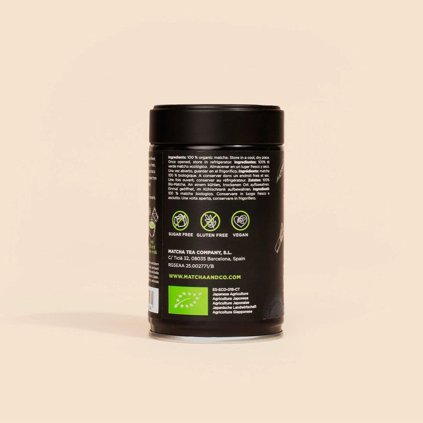 Sort matcha-krukke med grøn matcha og logo til premium japansk matcha
