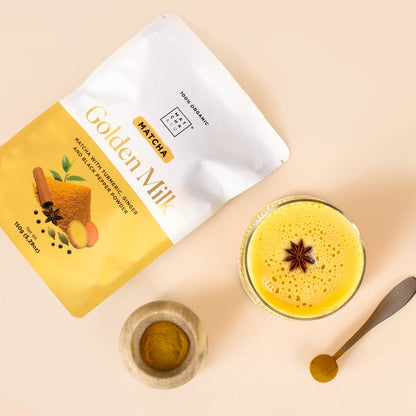 Pakket Golden Milk pulver med gurkemeje, ingefær og matcha til sund drik