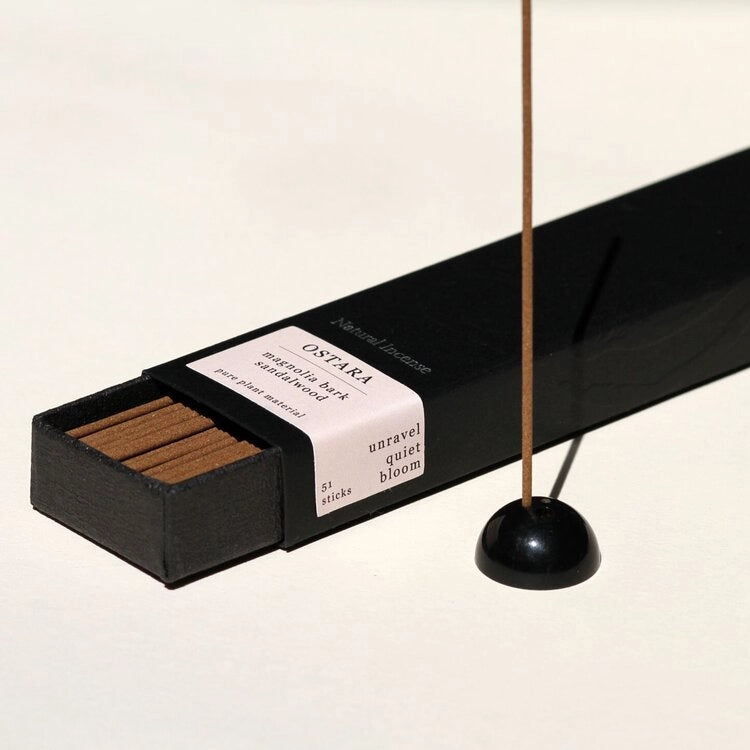 Bring en følelse af fornyelse og harmoni ind i dit hjem med Ostara røgelse fra UME Incense. Oplev en naturlig og beroligende duft, der forvandler dit rum og understøtter dit velvære.