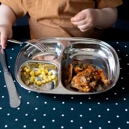 Børn spiser med rustfri stål tallerken med 3 rum, børnemad, miljøvenligt køkkenudstyr