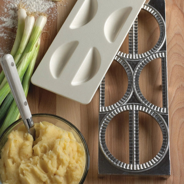 Pierogi maker i aluminium med pasta og grøntsager til hjemmelavet fyldt dej