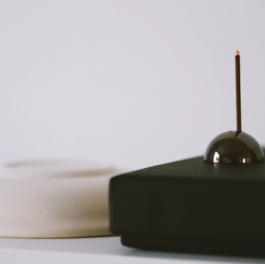 Skab en sofistikeret og fredfyldt stemning i dit hjem med Dome børstet messing, en perfekt kombination af funktionalitet og design, der fuldender din røgelsesoplevelse.