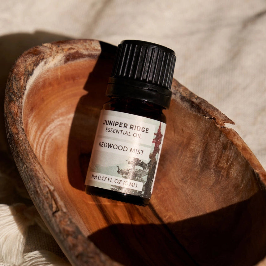 Redwood Mist æterisk olie - skovduft med cedertræ i træskål
