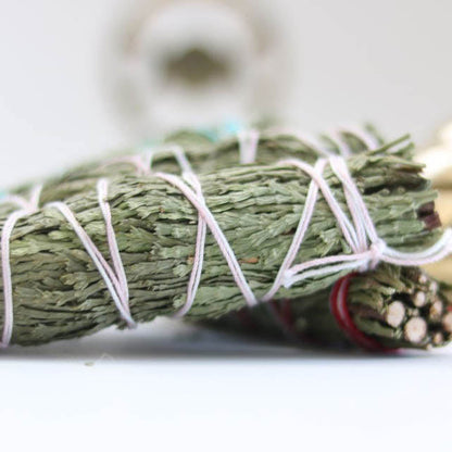 Håndbundet salvie smudge bundt med hvid salvie og små træpinde, til spirituel rensning og meditation
