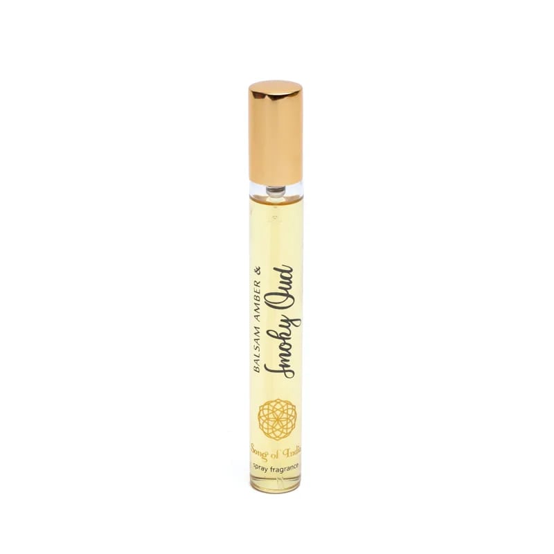 Amber &amp; Oud er en varm og sanselig duft med gylden amber og dyb, træagtig oud. En eksklusiv og orientalsk aroma med karakter og elegance.