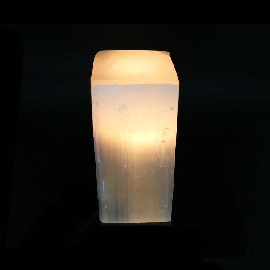 Krystallampe med LED i rosa rosenkvarts