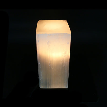 Krystallampe med LED i rosa rosenkvarts