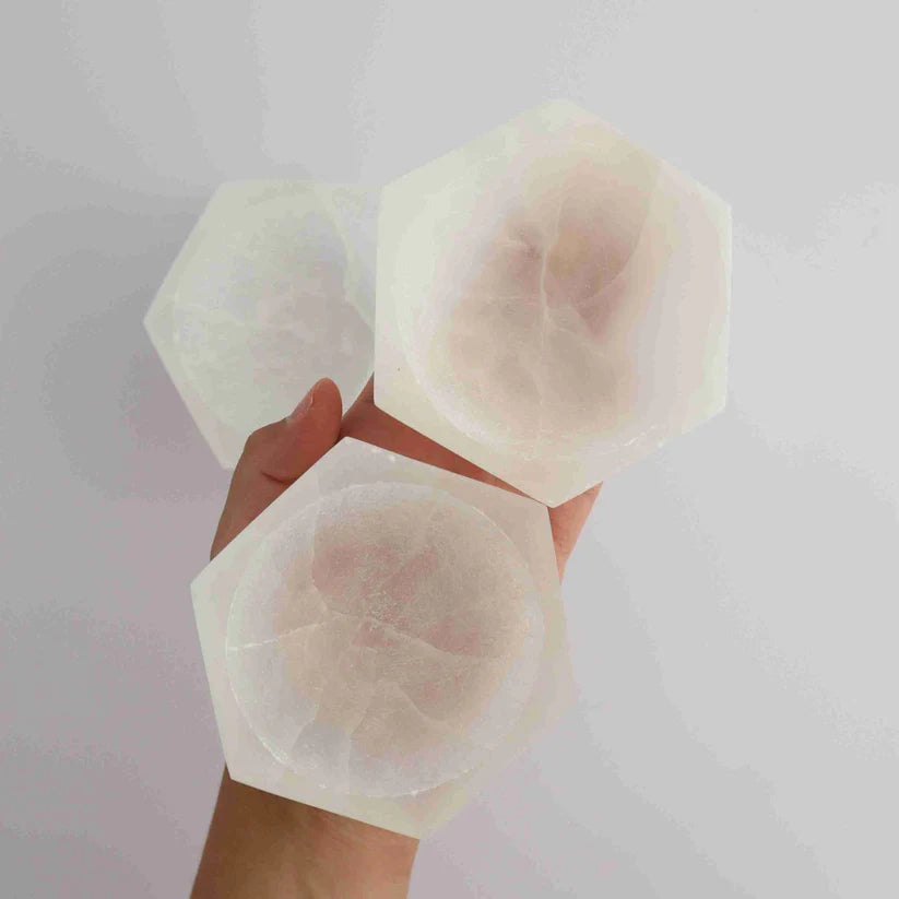 Hvid selenit krystalskål med hexagonform til hjemmedekoration