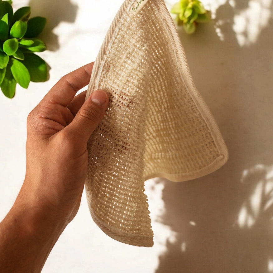Hånd holder sisal vaskeklud, naturlig exfoliering, miljøvenligt badeværelse