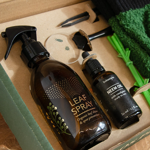 Detalje af SOS Plant Kit med spray, olie og planteplejeudstyr til skadedyrsbekæmpelse