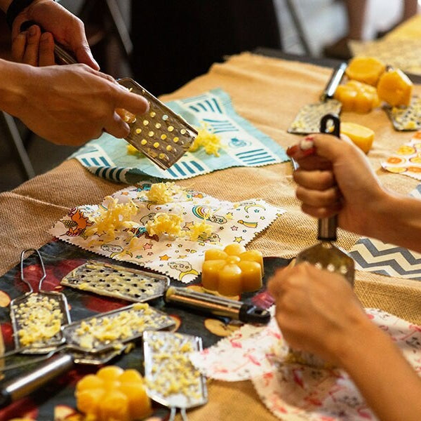 Personer laver bivoks wraps med bivoks blok og værktøj i kreativ workshop
