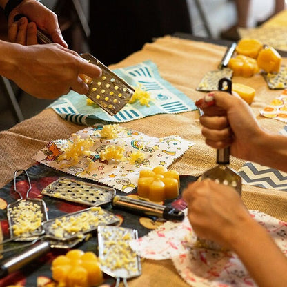 Personer laver bivoks wraps med bivoks blok og værktøj i kreativ workshop