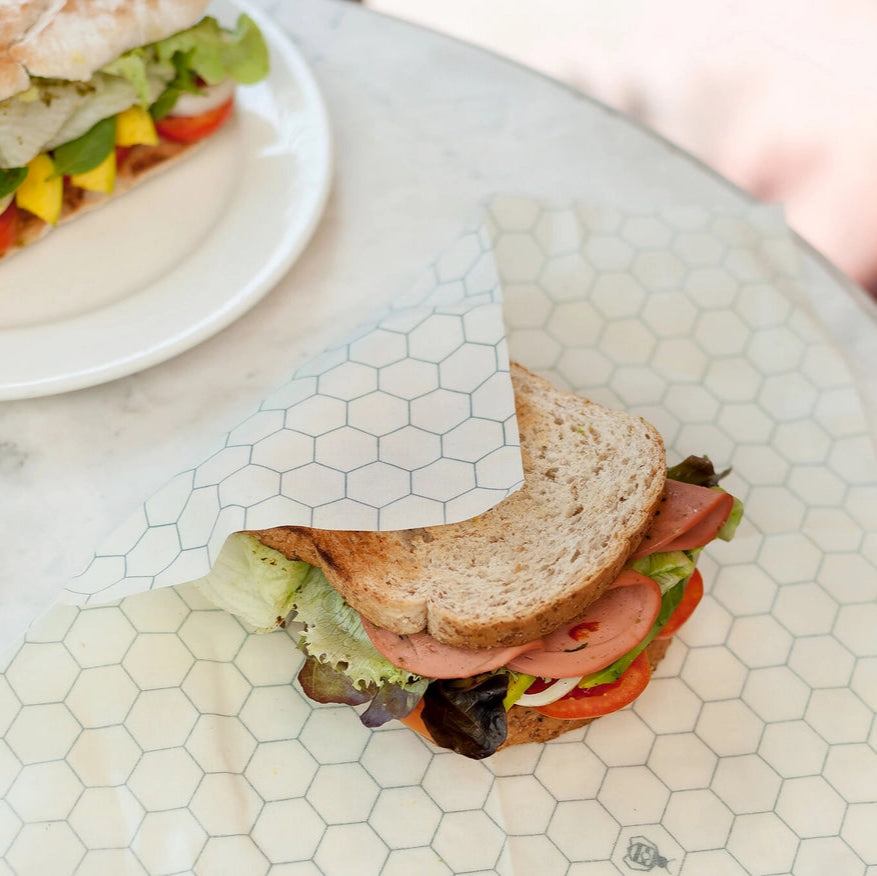 Sandwich indpakket i økologisk bivokspapir, bæredygtig madopbevaring