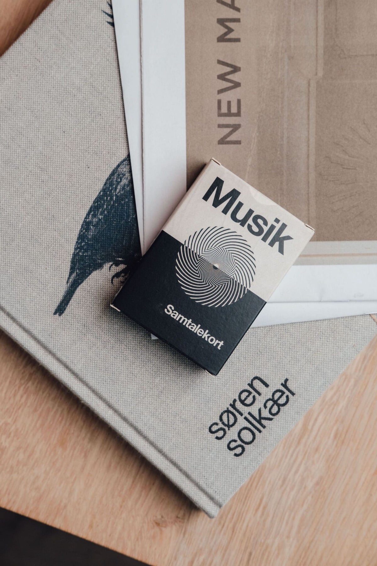 Sort og hvidt musik samtalekort i æske med spørgsmål