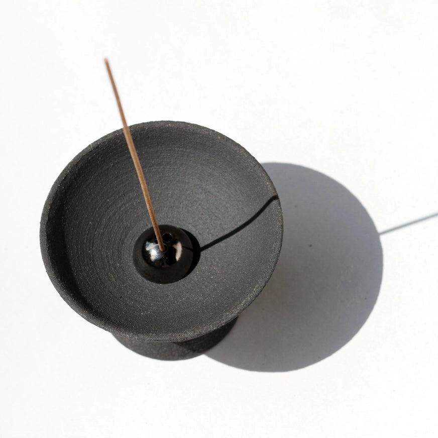Løft dine røgelsesritualer til et nyt niveau med Shibui Raw Black stentøjs skål &amp;amp; Dome røgelsesholder fra UME Collection. Et perfekt valg til at skabe ro og stil i dit hjem.