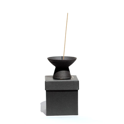 Løft dine røgelsesritualer til et nyt niveau med Shibui Raw Black stentøjs skål &amp;amp; Dome røgelsesholder fra UME Collection. Et perfekt valg til at skabe ro og stil i dit hjem.
