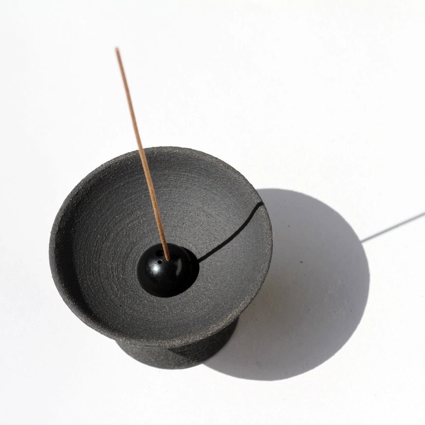 Løft dine røgelsesritualer til et nyt niveau med Shibui Raw Black stentøjs skål &amp;amp; Dome røgelsesholder fra UME Collection. Et perfekt valg til at skabe ro og stil i dit hjem.