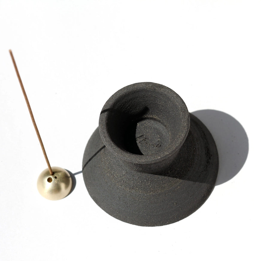Løft dine røgelsesritualer til et nyt niveau med Shibui Raw Black stentøjs skål &amp;amp; Dome røgelsesholder fra UME Collection. Et perfekt valg til at skabe ro og stil i dit hjem.