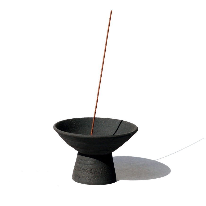Løft dine røgelsesritualer til et nyt niveau med Shibui Raw Black stentøjs skål &amp;amp; Dome røgelsesholder fra UME Collection. Et perfekt valg til at skabe ro og stil i dit hjem.