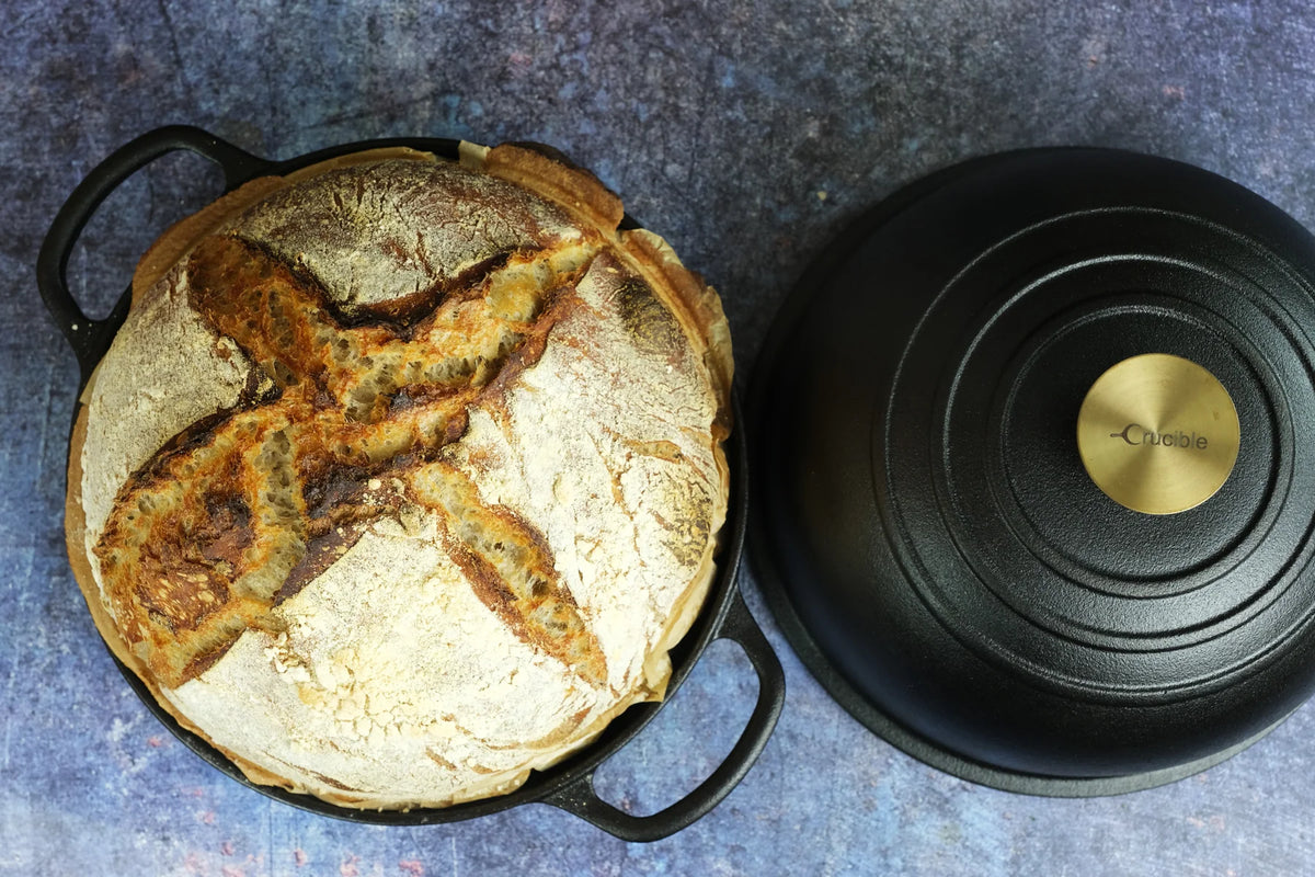 Rund støbejerns brødform med låg til surdejsbrød