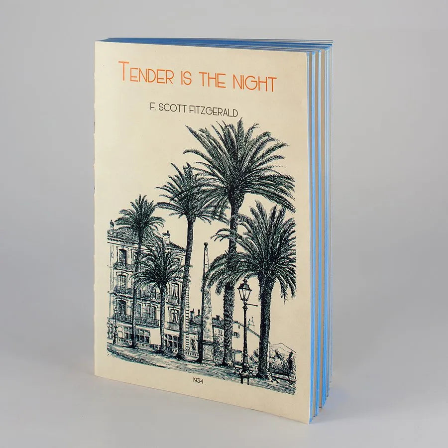 Notesbog Tender Is the Night med illustreret forside og blå sider, håndlavet italiensk design, perfekt til kreative noter og dagbog
