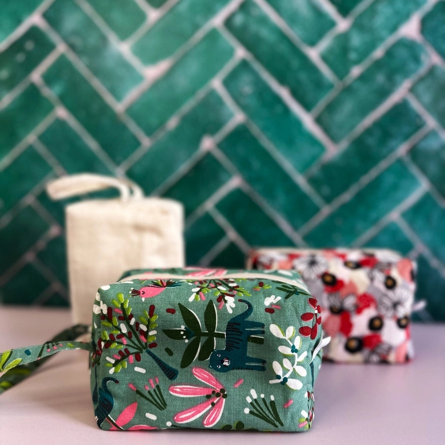 Små toilettasker med blomsterprint, ideelle til kosmetik og opbevaring