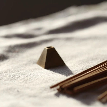 Børstet messing pyramide røgelsesholder til meditation og spirituel indretning