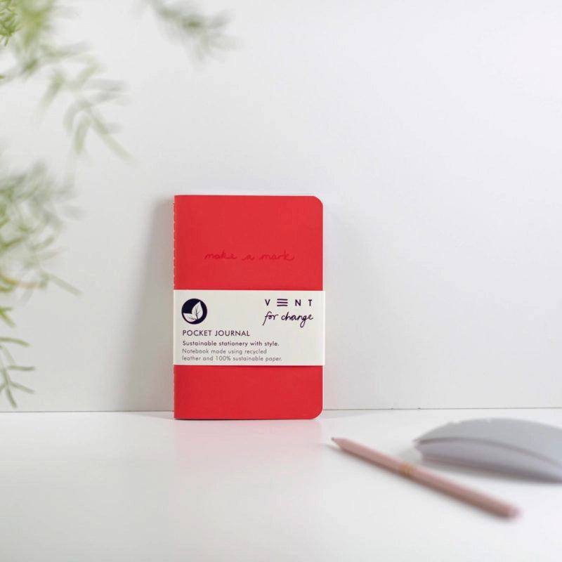 Rød recycled læder notesbog med elastiklukning og embossing