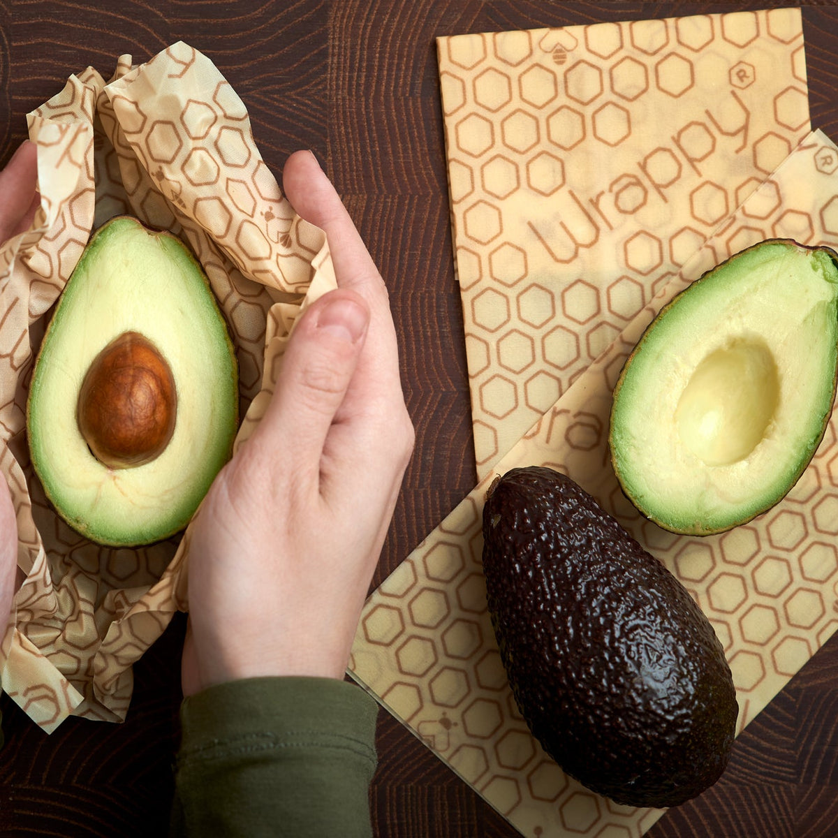 Økologisk bivokspapir med avocado på træbord