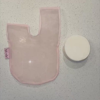 Forlæng levetiden på dine body bars og sæber med KITSCH Beauty Bar Saver Bag. En bæredygtig, vegansk sæbepose i genanvendt mesh, der sikrer hurtig tørring, lækkert skum og nul spild.