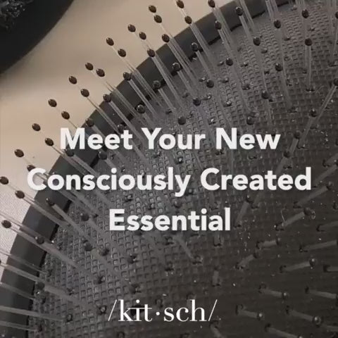 KITSCH Detangling Kam – en bredtandet kam i recycled plast, der udreder vådt hår skånsomt, fordeler conditioner jævnt og passer til alle hårtyper.