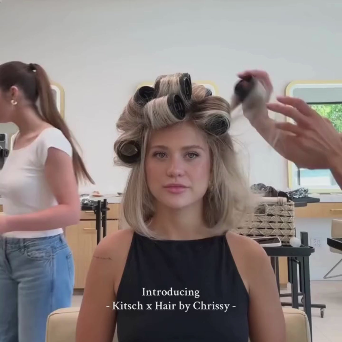 Kvinde med krøller og keramiske curlers til styling i salon