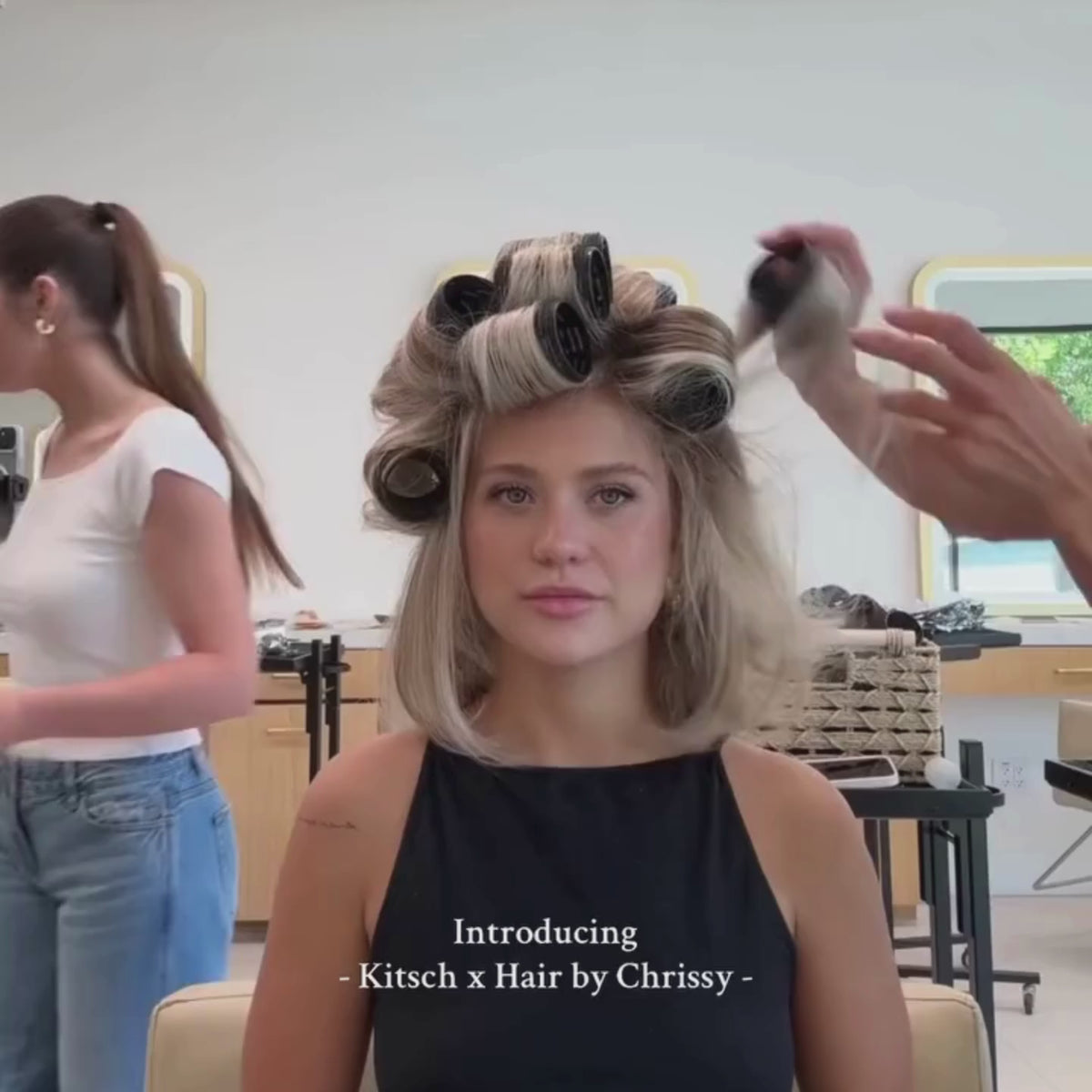 Kvinde med krøller og keramiske curlers til styling i salon