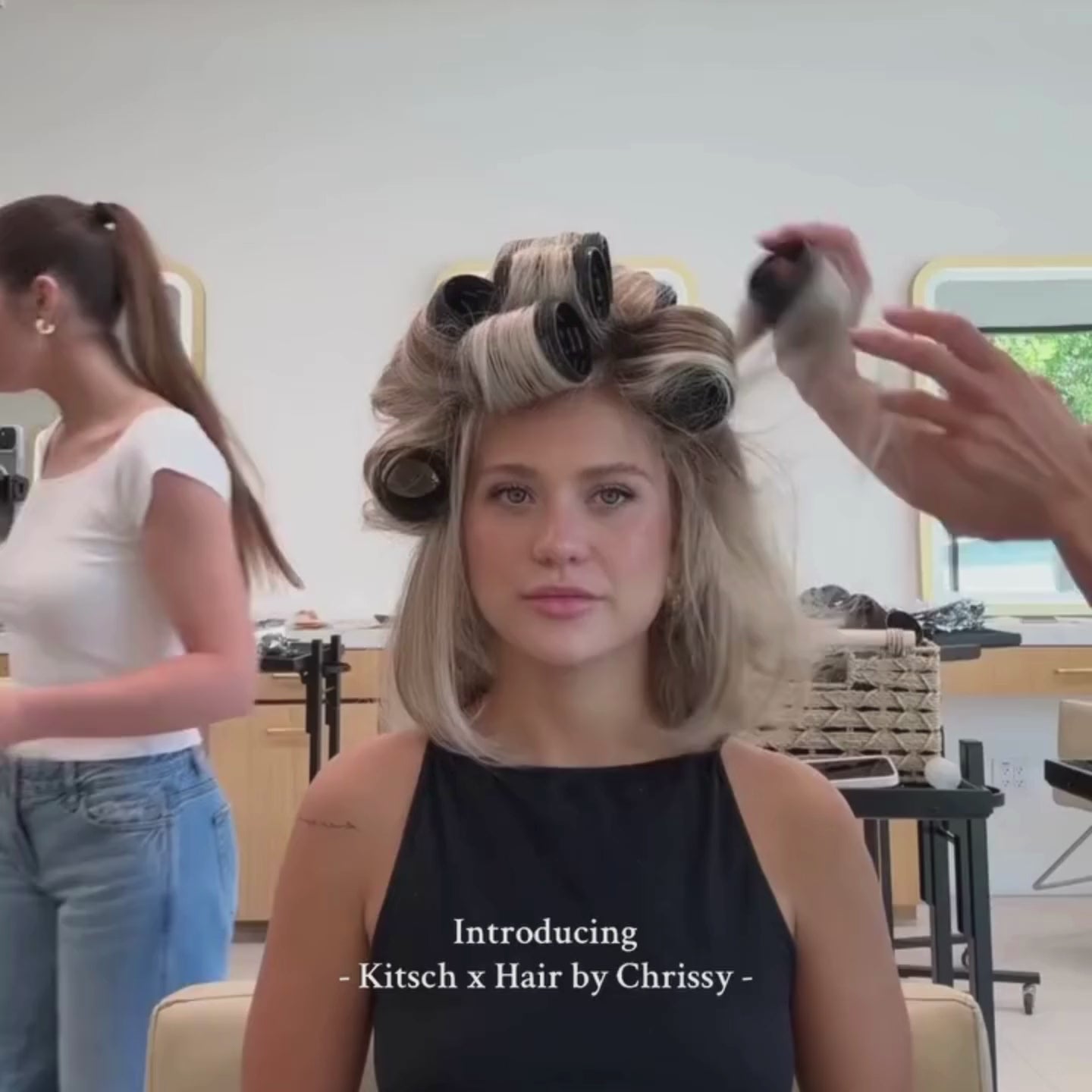 Kvinde med krøller og keramiske curlers til styling i salon