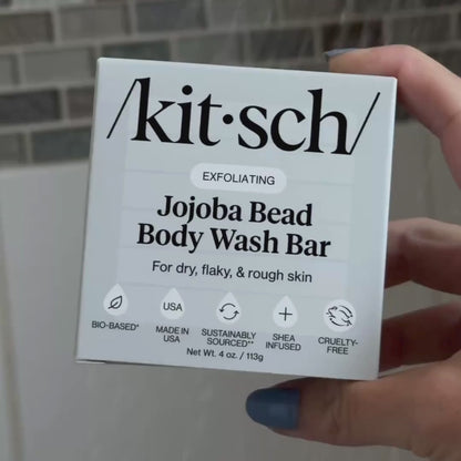 Kitsch jojoba body wash bar i hånden, nærbillede af emballage
