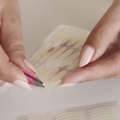 påføring af transparent eyelid tape til løftende effekt