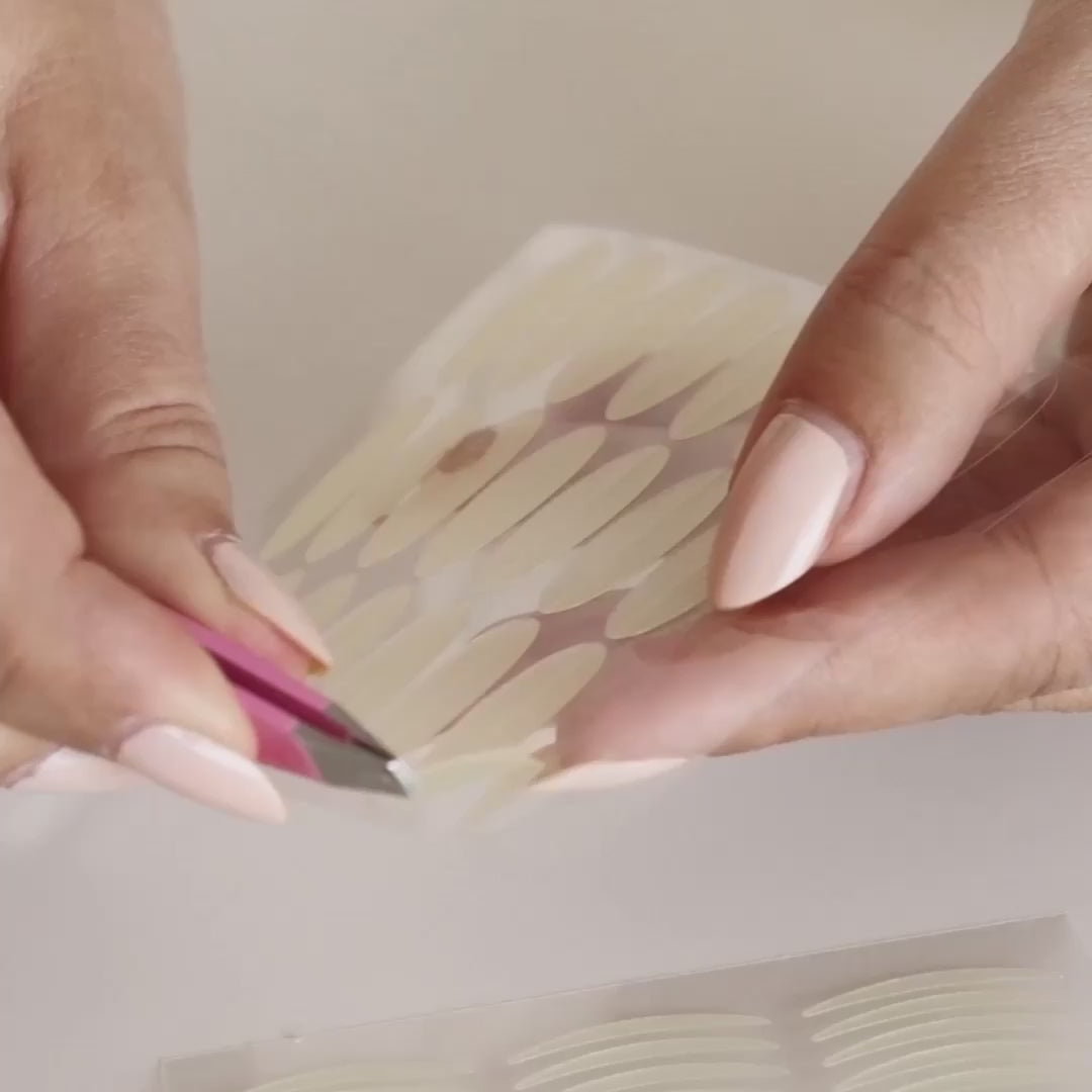 påføring af transparent eyelid tape til løftende effekt
