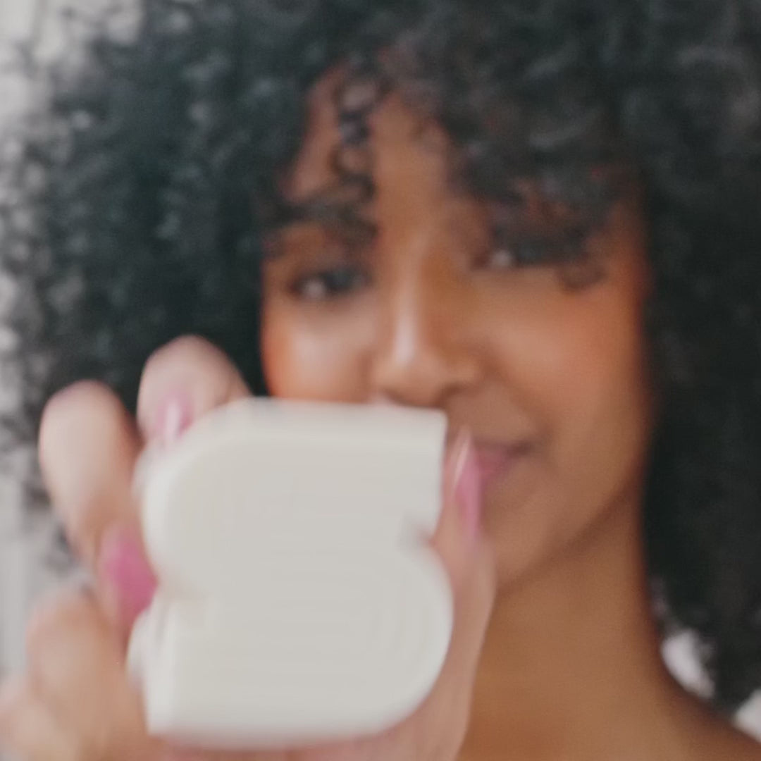 Kvinde bruger shampoo bar til hårvask