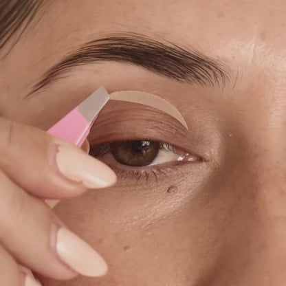 kvinde med naturligt makeup look bruger øjenlågs tape