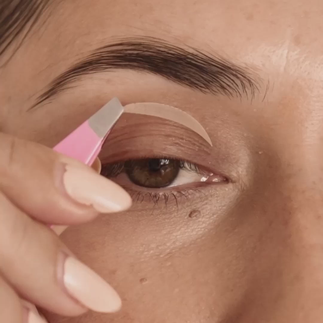 kvinde med naturligt makeup look bruger øjenlågs tape