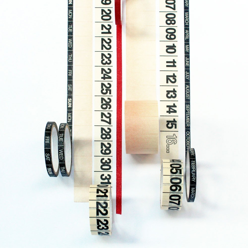Kreativ vægkalender med farverige masking tape til organisering