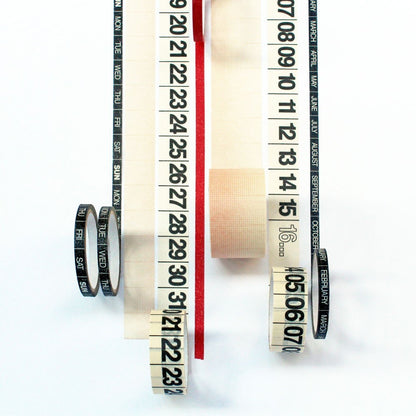 Kreativ vægkalender med farverige masking tape til organisering