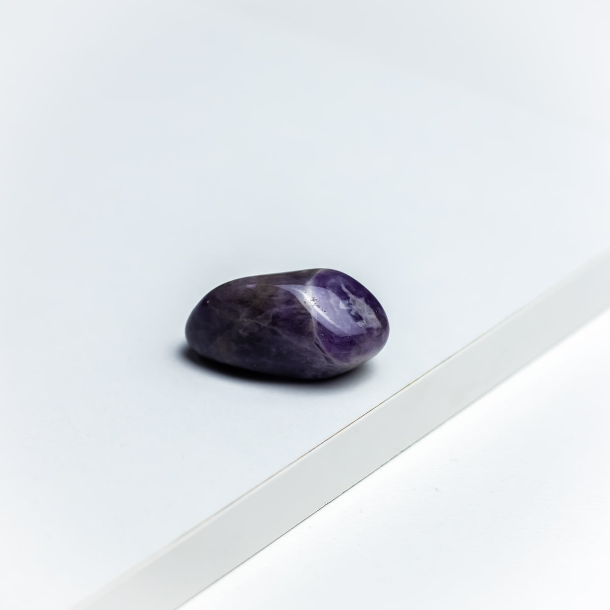 Ametyst krystallen står for INTUITION • RELAXATION • PEACE Ametyst krystallen er den ultimative spirituelle sten. Ametyst understøtter afslappende energi og er kendt for at dulme daglige stress. Renser dig og/eller dit hjem for negativ energi - skaber en rolig og fredelig atmosfære. En ametyst krystal er den helt rigtige krystal til soveværelset, da den tilskynder til afslappende søvn. Desuden er en kendt for at forstærke din intuition og styrker dine beslutningsevner.
