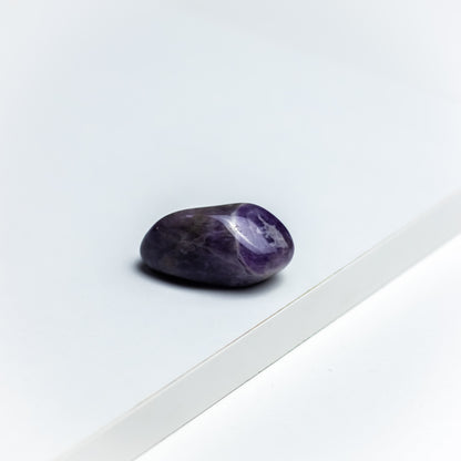 Ametyst krystallen står for INTUITION • RELAXATION • PEACE Ametyst krystallen er den ultimative spirituelle sten. Ametyst understøtter afslappende energi og er kendt for at dulme daglige stress. Renser dig og/eller dit hjem for negativ energi - skaber en rolig og fredelig atmosfære. En ametyst krystal er den helt rigtige krystal til soveværelset, da den tilskynder til afslappende søvn. Desuden er en kendt for at forstærke din intuition og styrker dine beslutningsevner.