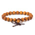 Sandeltræ elastisk armbånd og Mala med 21 runde perler (± 6 mm). Er lavet af bæredygtigt høstet Sandeltræ.  Sandeltræ er naturligt duftende og yderst glat. Sandeltræ er traditionelt blevet betragtet, som et af de reneste stoffer og er værdsat for dets kølende og medicinske egenskaber. Det menes at fremme ro, som en hjælper ved meditation. At dreje sandeltræperlerne, mens man meditere have terapeutiske egenskaber, der øger roen og en positiv sindsstemning.