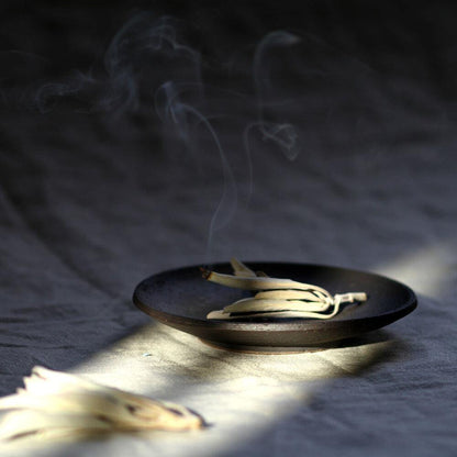 Tilføj et strejf af luksus og ro til din hverdag med denne Smudging skål &amp;amp; røgelsesholder fra UME Incense.