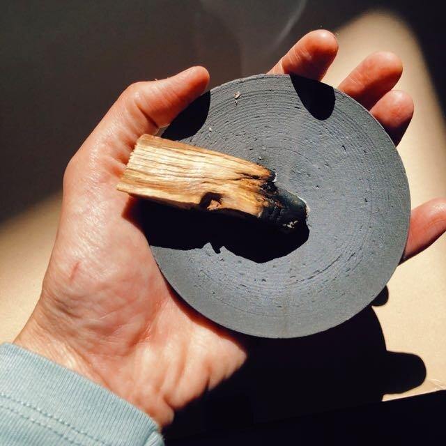 Tilføj et strejf af luksus og ro til din hverdag med denne Smudging skål &amp;amp; røgelsesholder fra UME Incense.