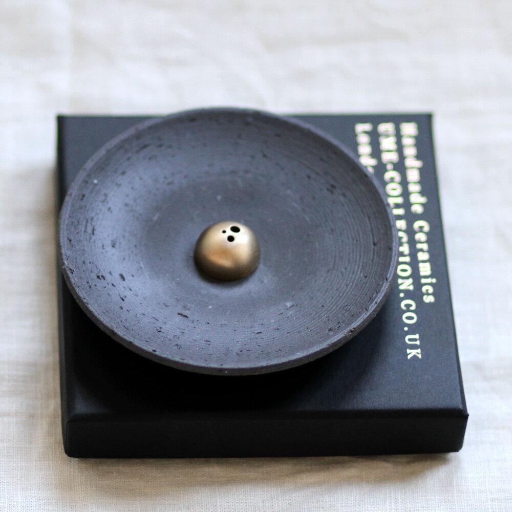Tilføj et strejf af luksus og ro til din hverdag med denne Smudging skål &amp;amp; røgelsesholder fra UME Incense.