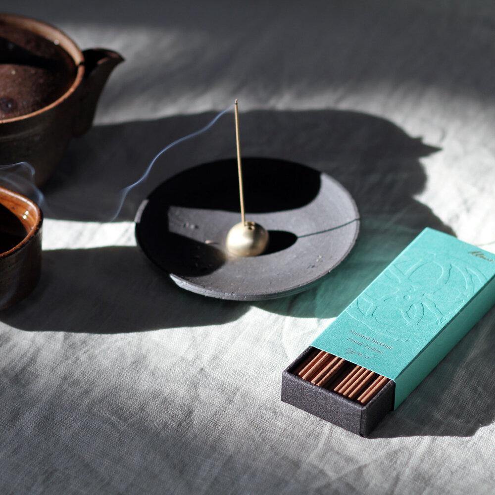 Tilføj et strejf af luksus og ro til din hverdag med denne Smudging skål & røgelsesholder fra UME Incense.