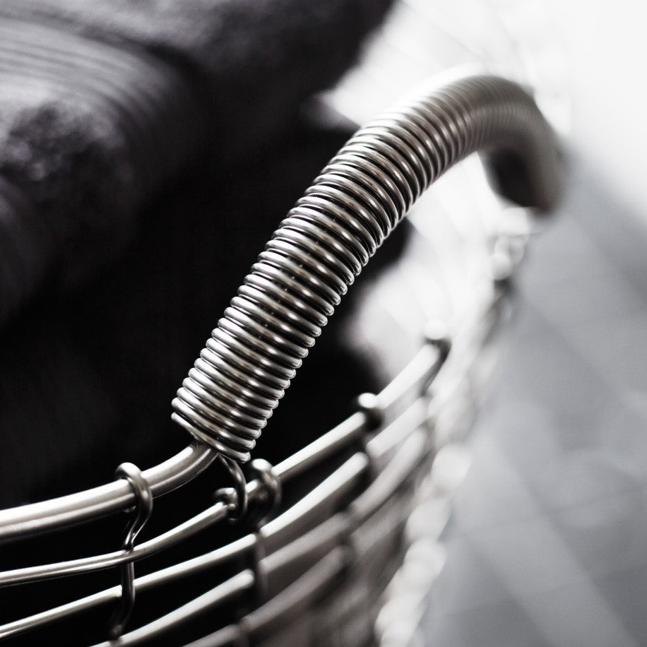 Detalje af metalkurv med metalhåndtag